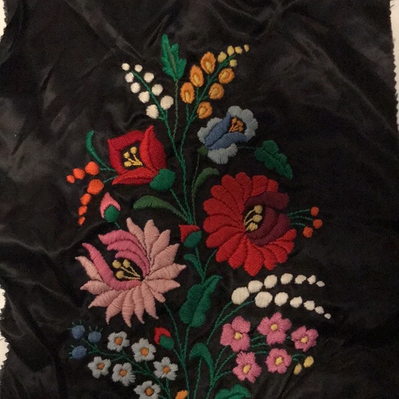 Black cloth with hand stitched flowers - Picture 2 of 10